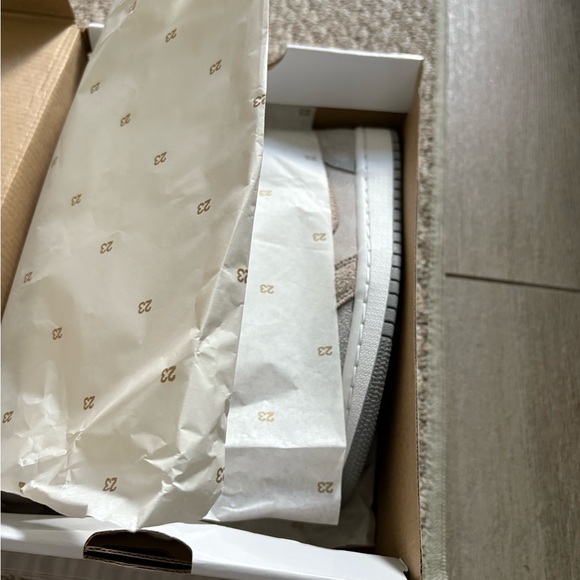 WMNS AIR JORDAN 1 MID SE   6.         New W/tag - Picture 7 of 8